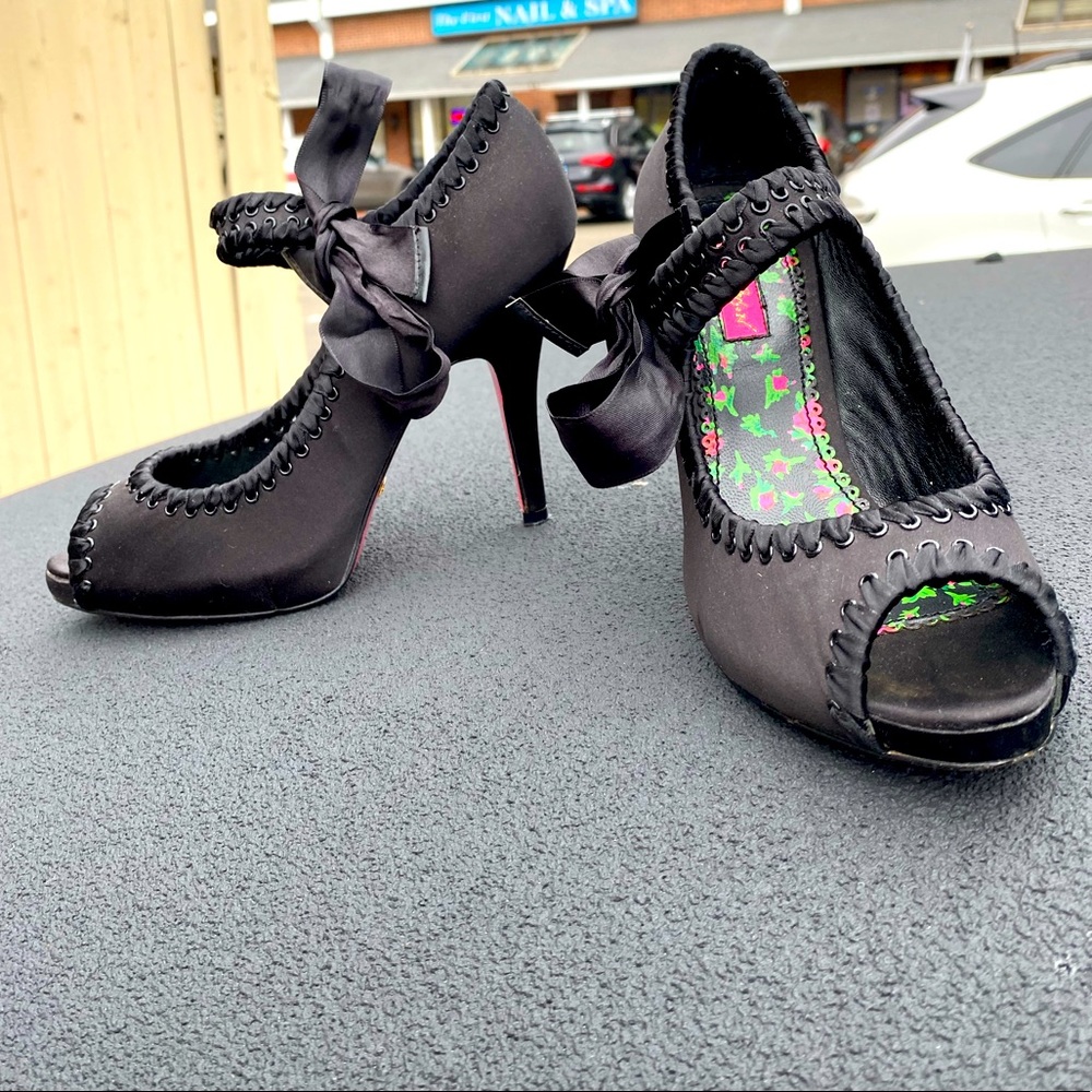 BETSEY JOHNSON pump